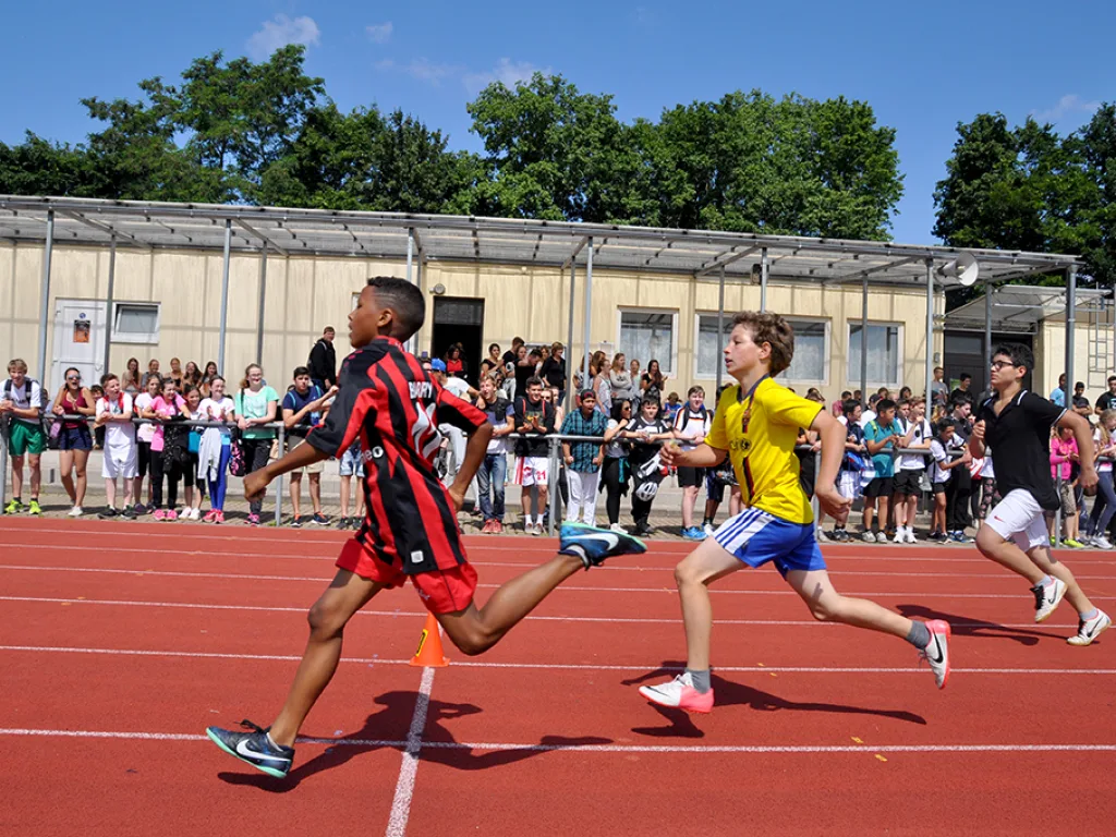 Zwei Läufer sprinten dicht nebeneinander.